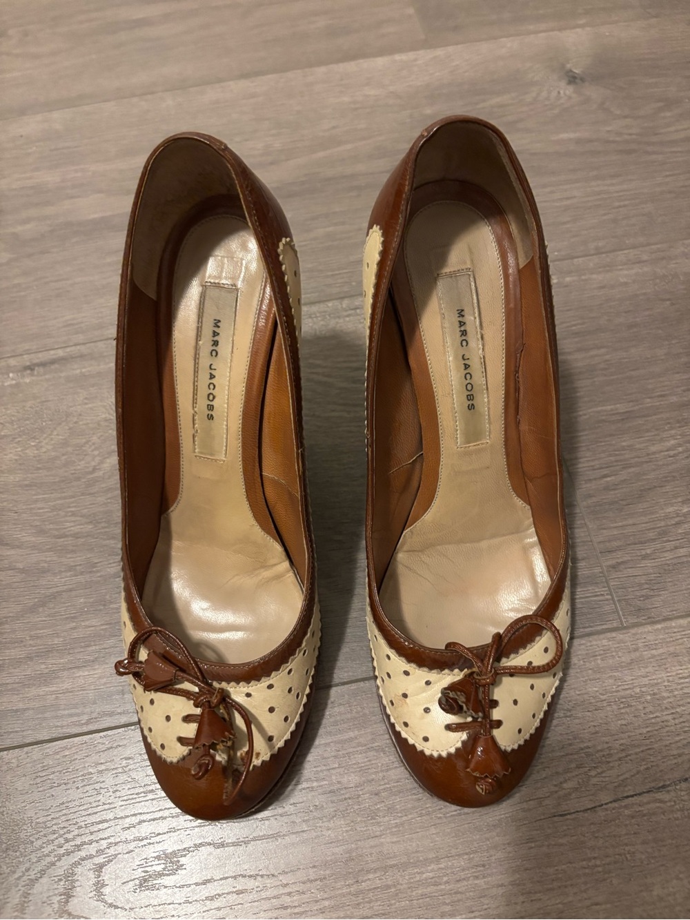 Marc Jacobs Two-Tone Brown and Cream Leather Bow Pumps
